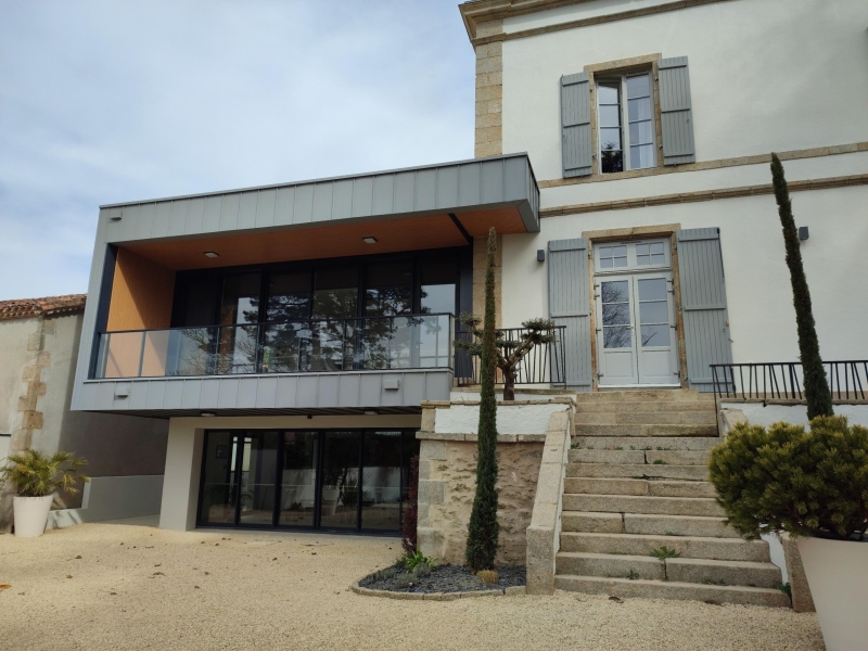 Réhabilitation d’une maison en espace de restauration et hôtel

- Villa Métis - Les Herbiers (85)