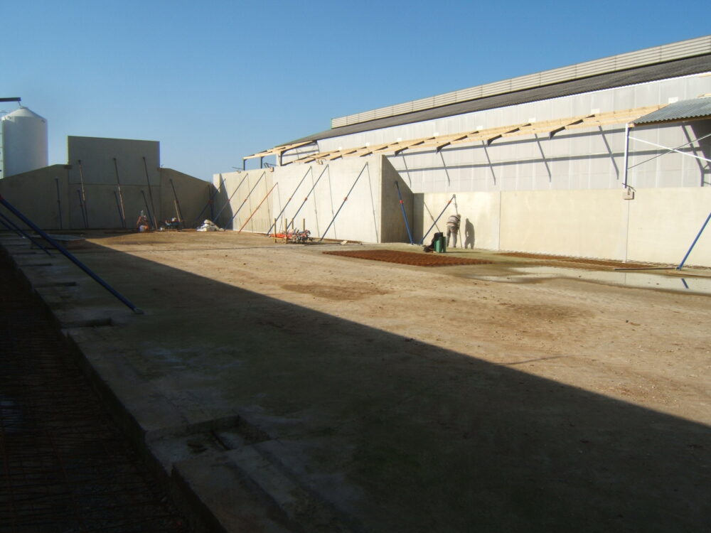 Réhabilitation d’un bâtiment de poules pondeuses et d’une fumière (2700 m²)
(79)
